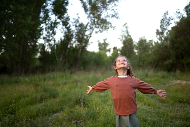 Foto nomad familie kind plezier in de natuur