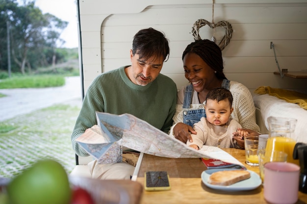 Foto famiglia nomade che vive nella natura