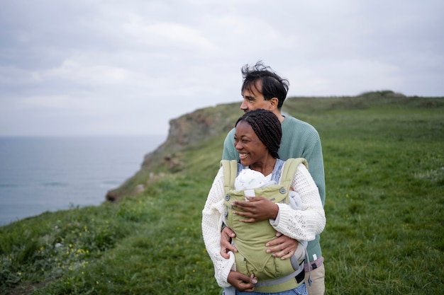 Foto famiglia nomade che vive nella natura