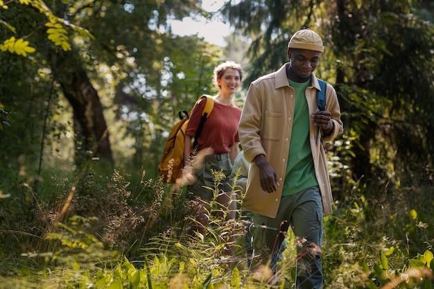 Famiglia nomade che viaggia nella natura