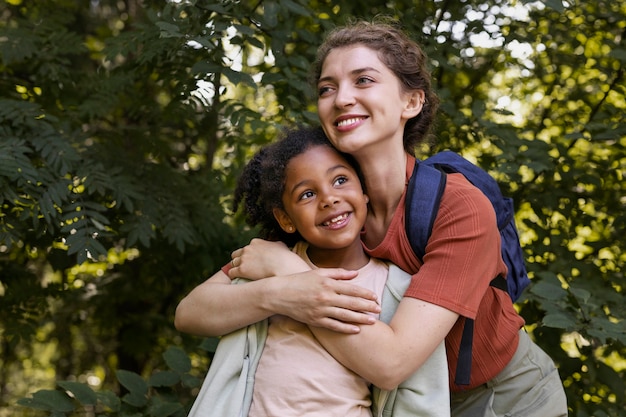 Photo nomad family traveling in nature