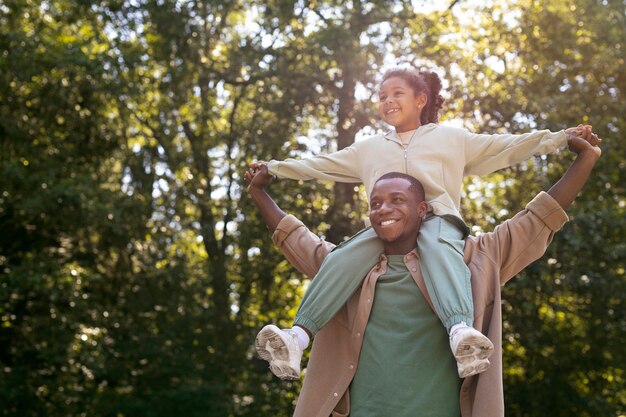 Nomadenfamilie op reis in de natuur