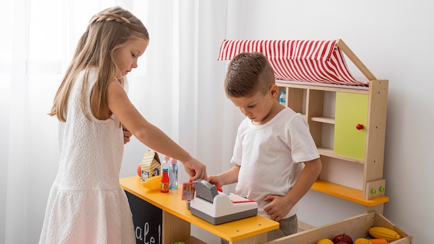 写真 屋内で遊ぶ非バイナリの子供たち