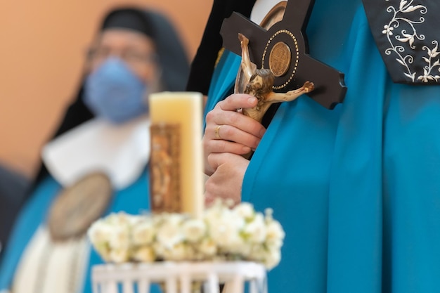 Non handen bidden close-up op katholieke ceremonie