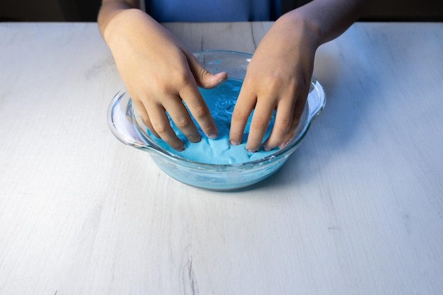 Non newtonian fluid kids chemistry experiment