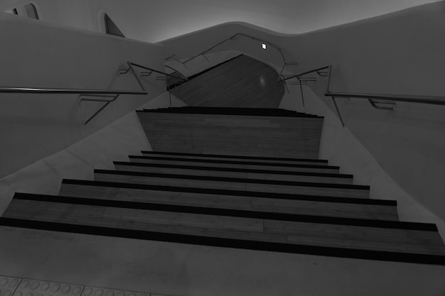Photo a non symmetric down stairs