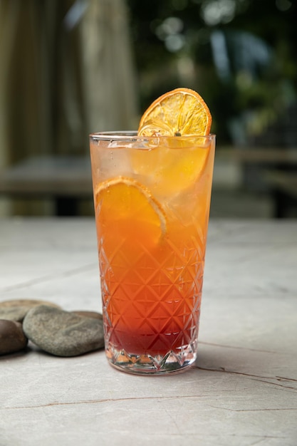 безалкогольный освежающий коктейль в жарком лимонаде со льдом на сером столе