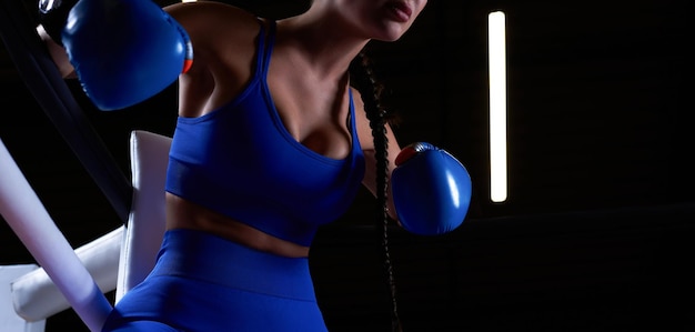 Foto noname foto van een atletische rondborstige vrouw in een boksring het concept van sport en mixed martial arts