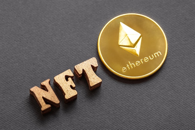 Foto token non fungibile lettera d'oro tecnologia blockchain nft ethereum