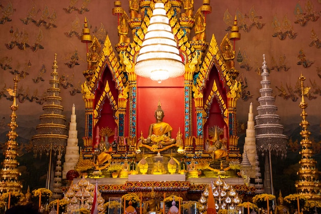 NONG KHAI THAILAND 19 DECEMBER Luang Phra Sai Boeddhabeelden voor Thaise mensen en buitenlandse reizigers bezoeken en respecteren bidden in de Wat Pho Chai-tempel op 19 december 2017 in Nongkhai, Thailand