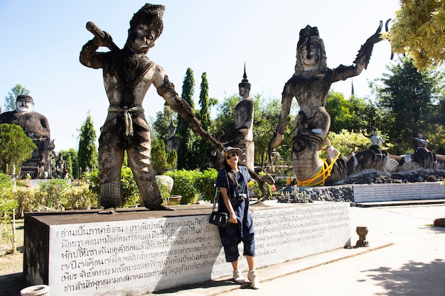 NONG khaI THAILAND 19 DECEMBER Reizigers Thaise vrouw reizen bezoek aan Sala Kaew Ku of Keoku fantastisch betonnen sculpturenpark eigenzinnig geïnspireerd door het boeddhisme op 19 december 2017 in Nong Khai, Thailand