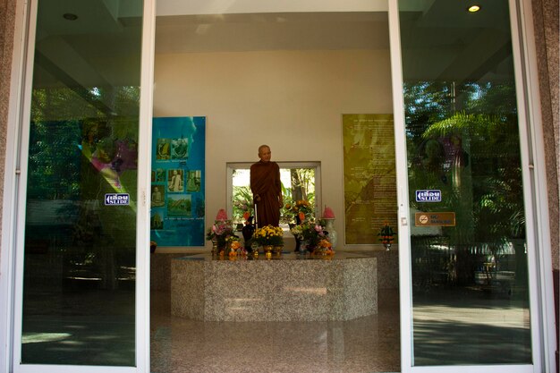 Photo nong khai thailand december 19 phra ajaan thate desaransi or luangpu thet thetrangsi statues for people visit and respect praying at wat hin maak peng on december 19 2017 in nongkhai thailand