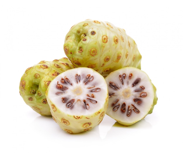 Noni fruit geïsoleerd