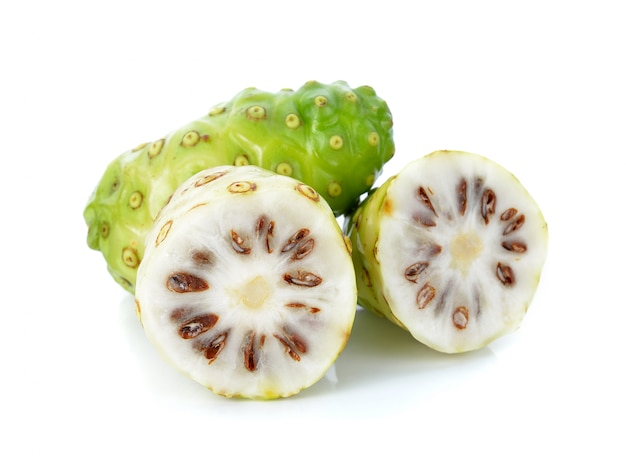 Frutta noni su sfondo bianco