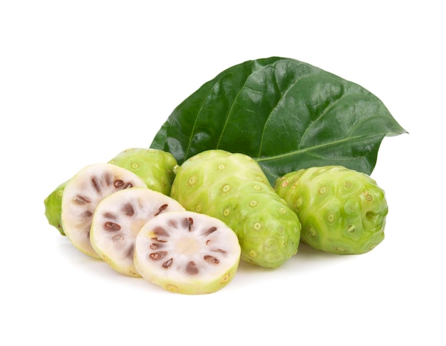 Noni of Morinda Citrifolia en plak geïsoleerd op witte achtergrond