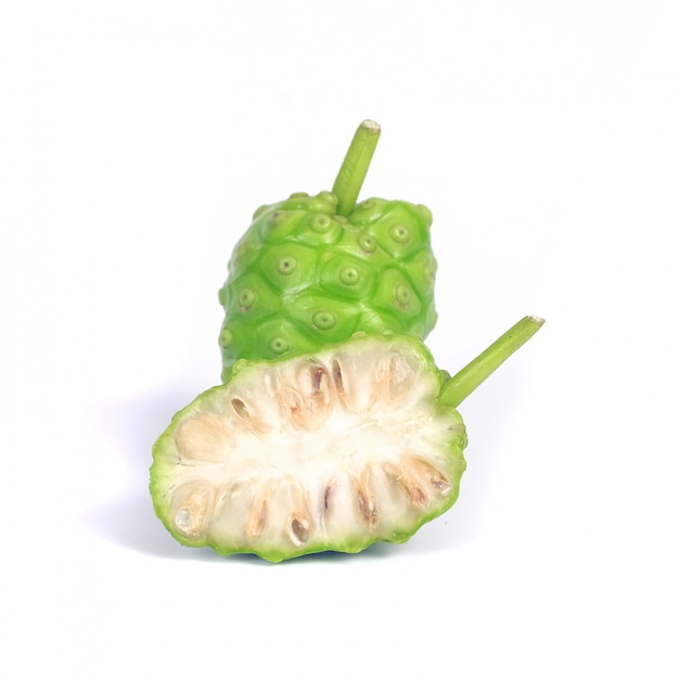 Noni of Morinda Citrifolia-fruit op wit wordt geïsoleerd dat