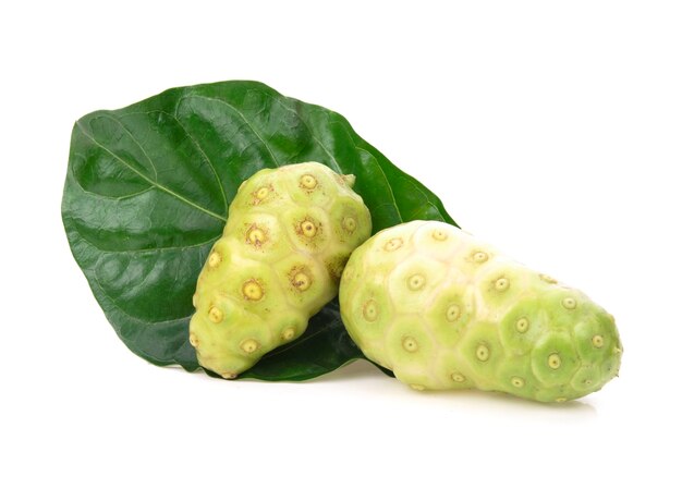 Noni of Morinda Citrifolia vruchten geïsoleerd op een witte achtergrond white