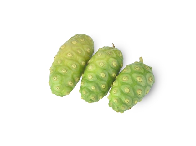 Noni of Morinda Citrifolia-vruchten met halve die plak op wit wordt geïsoleerd