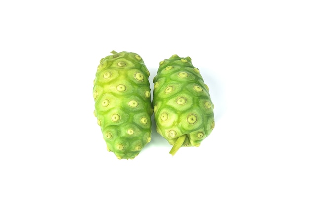 Noni of Morinda Citrifolia-vruchten met halve die plak op wit wordt geïsoleerd