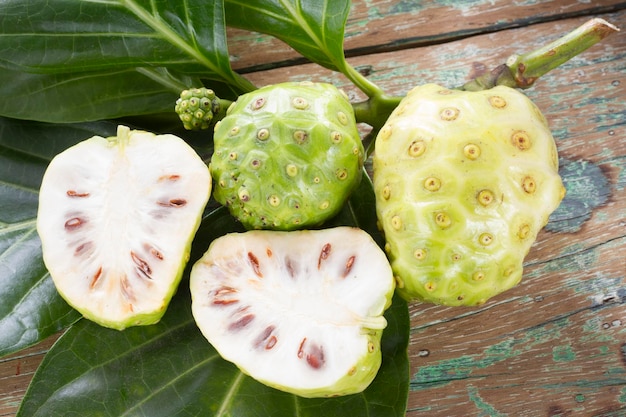 Nonivruchten op tafel Morinda citrifolia