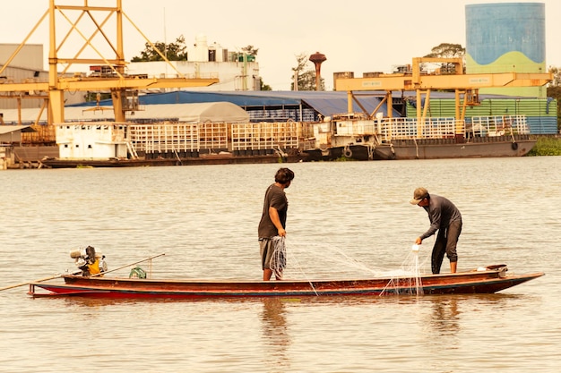 Nonthaburi Thailand 22 april 2023 Twee vissers op een houten boot