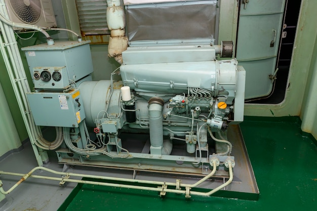 Nood dieselgenerator. Marine motor. Veiligheids uitrusting.