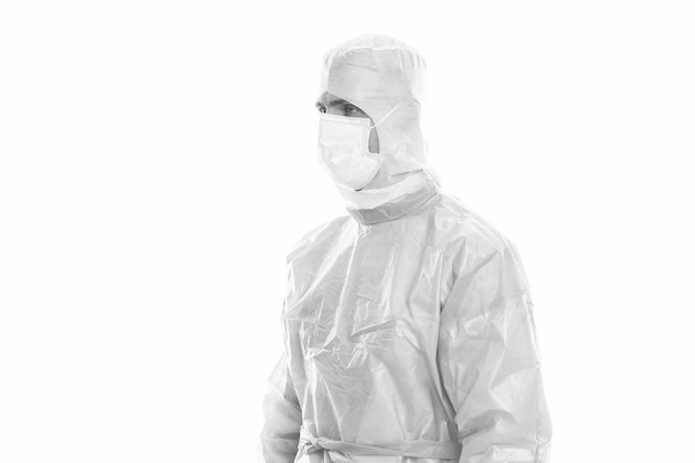 Foto noodarts draagt een medische maskerkap en -jas om te werken tijdens covid19 pandemische kritieke zorg