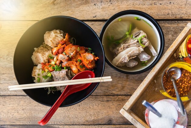 麺の中国の豚骨のスープ調味料とタイ