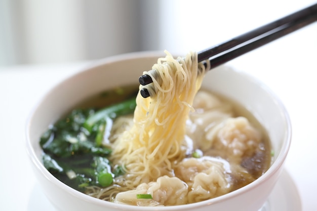 箸を使った麺と餃子