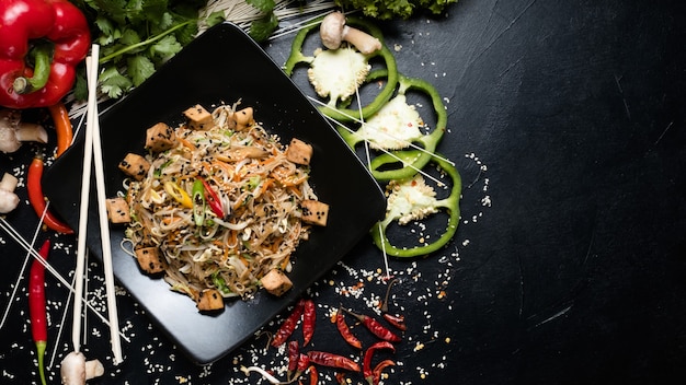 写真 麺揚げ豆腐と野菜料理のレシピ。食事の材料と調理プロセス