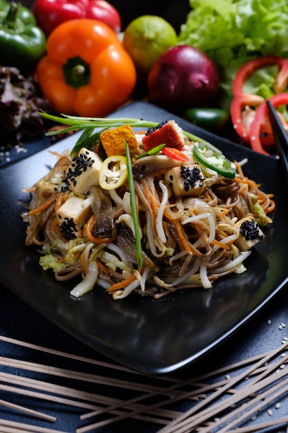 접시에 국수 튀긴 두부와 야채입니다. 전통 아시아 요리 음식 준비 공예