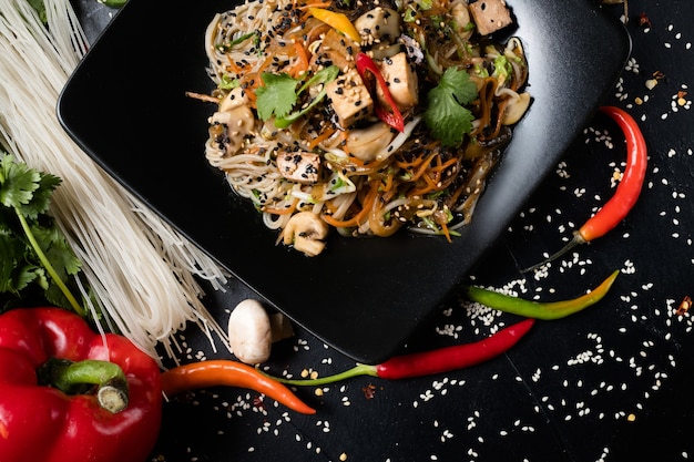 Noodle gebakken tofu en groente op een bord. traditionele Japanse keuken voor het bereiden van ambachten