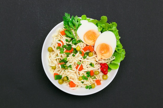 Noodle gerecht met groene erwten wortel eieren rode peper en groen