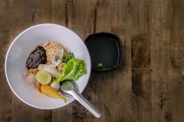 写真 トムヤム乾燥とスープのような肉と野菜のレモンとボウルの麺