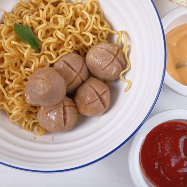 Foto noodle met gehaktballen