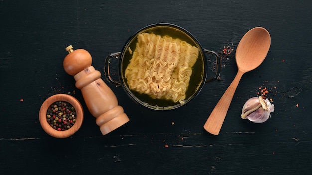 Суп с лапшой Азиатская еда Вид сверху на черном деревянном фоне Свободное место для текста