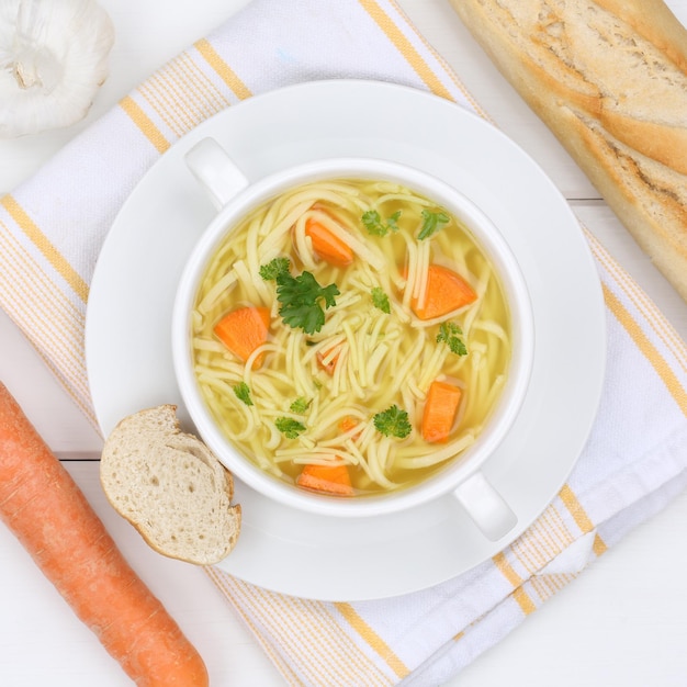 バゲットと麺の健康的な食事のボウルにヌードル スープ