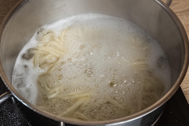 写真 麺は鍋で調理します