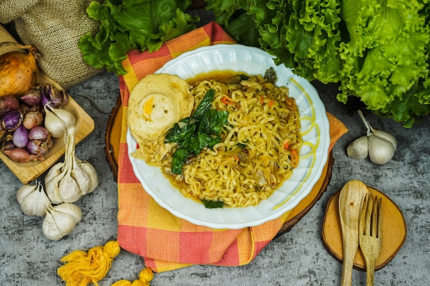 麺は通常、沸騰したお湯で調理され、時には食用油や塩が加えられます。