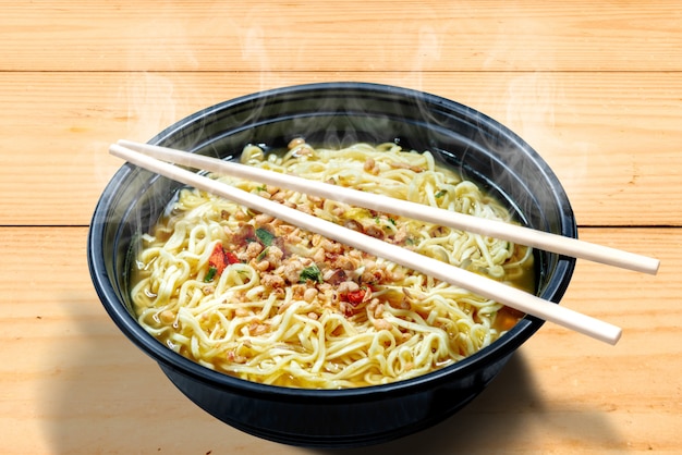 Tagliatelle sulla ciotola con la bacchette