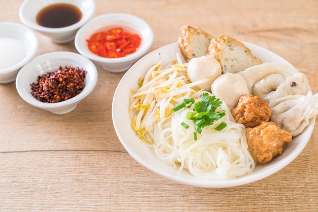 Photo noodles bowl with fish ball