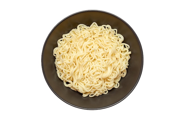 Noodles instant gekookt in donkere diepe kom bovenaanzicht geïsoleerd op een witte achtergrond met uitknippad