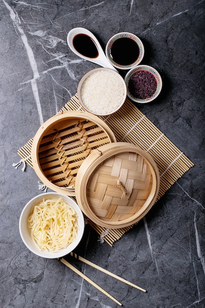 Tagliatelle e riso con salsa teriyaki