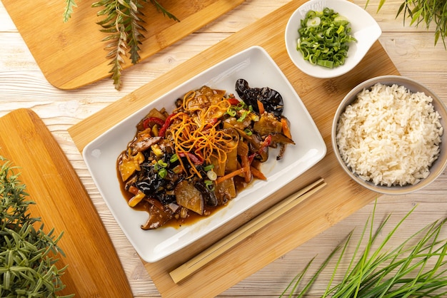 Noodles stir fry with ear wood mushrooms