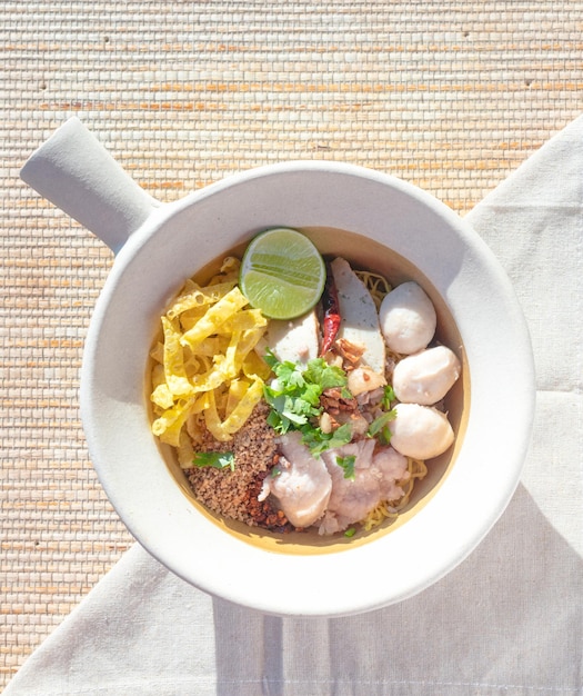 하얀 그릇에 국수 톰 얌 태국 음식
