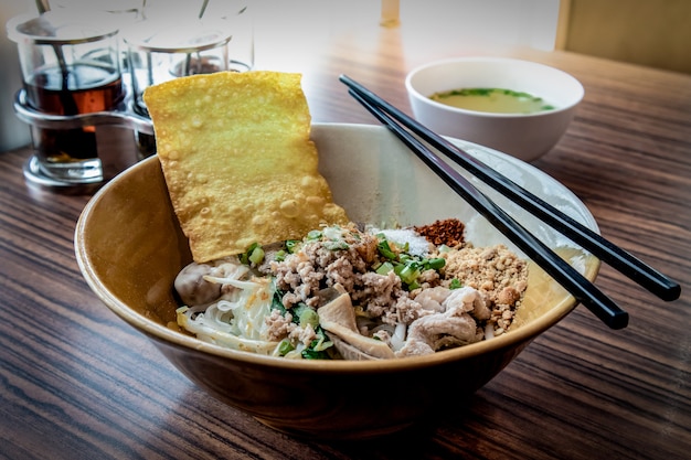 茹でた豚肉の麺