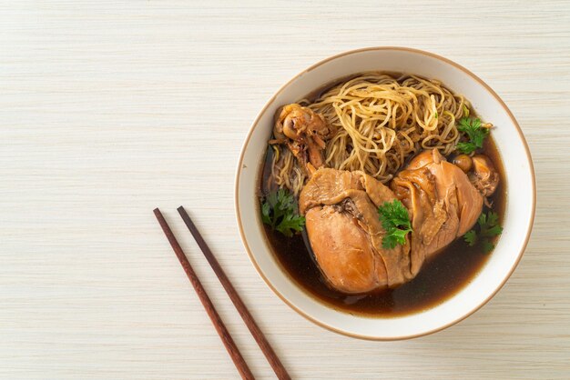 茶色のスープボウルに鶏肉の煮込み麺-アジア料理スタイル