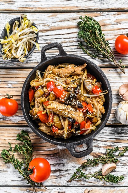 Noodles with chicken, vegetables, and sesame