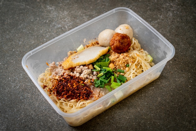 魚団子と豚ひき肉の麺