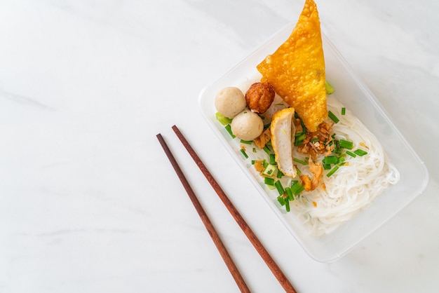 Tagliolini con polpette di pesce e carne di maiale tritata